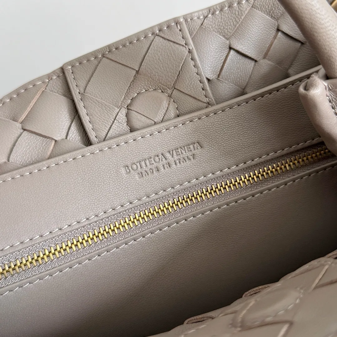 The new Andiamo batch of 3060 BV is shipped‼ ️The classic intercciato weaving process is used to create a soft bag, the metal knot is made of micro-cast aluminum using jewelry technology🪢, and the decorative beads are made of metal and hand-polished oak, allowing you to jump repeatedly between elegance and fun💃, making it unpredictable. Classic and versatile, it shows off your temperament, and the bag has a large capacity, making it very convenient for daily commuting! It has a variety of carrying methods, the shoulder straps can be adjusted by yourself, the original lambskin feels soft and delicate, and the unisex style breaks gender boundaries and brings a more practical and long-lasting use experience. The Andiamo, which has both elegant and casual styles, perfectly interprets the "fashionable old money style". Style number: 743568+wood hardware Color: stone gray Size: 25*22*10.5cm